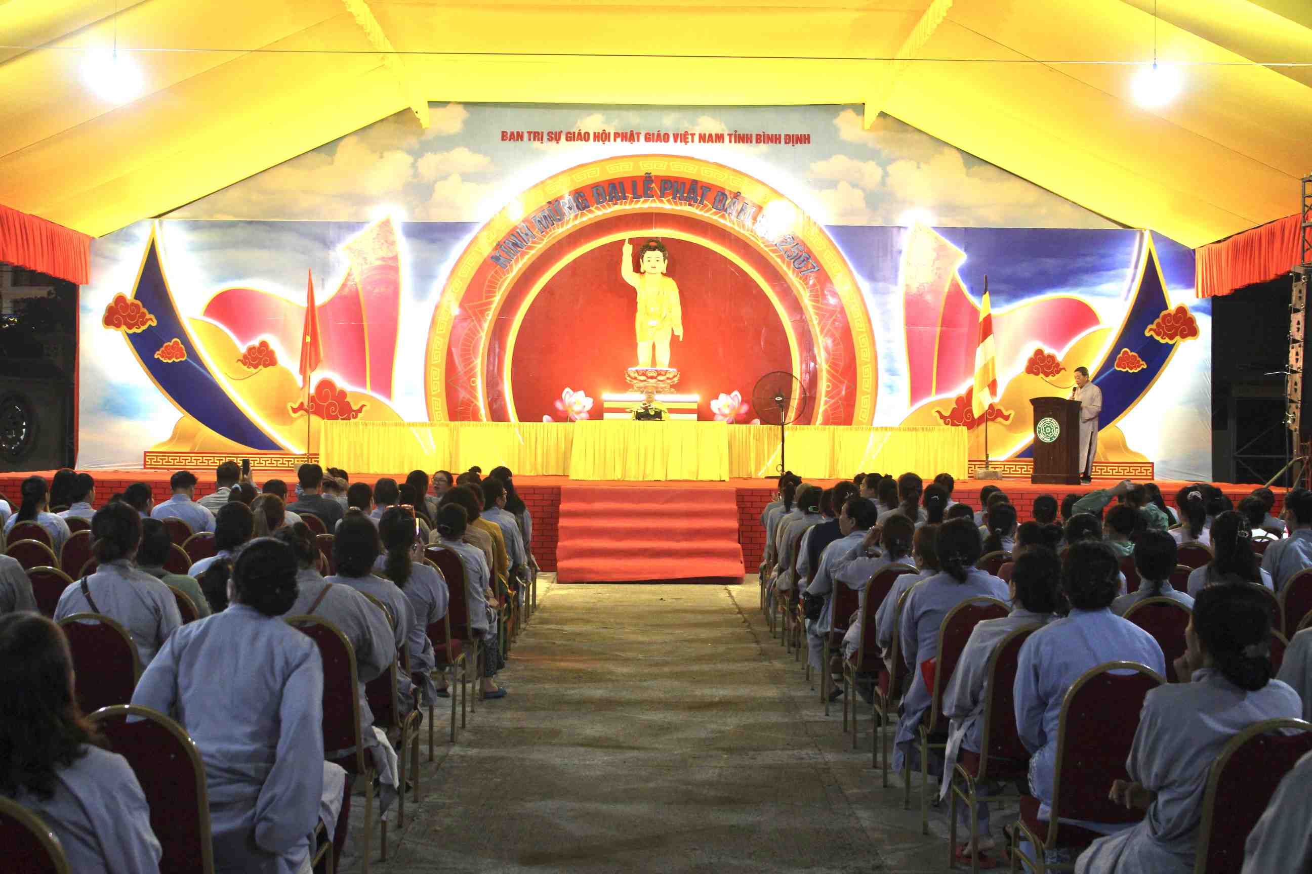 Thuyết giảng và lễ tắm Phật tại lễ đài chính Ban Trị sự Phật giáo tỉnh